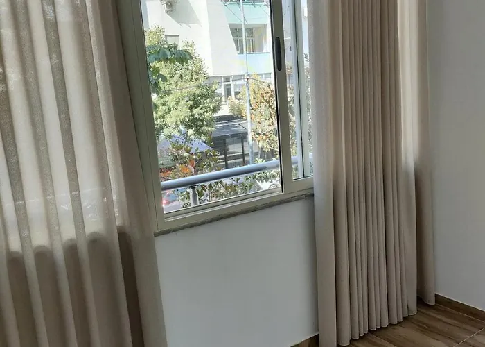 Bonzo Homes * Тирана